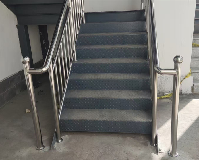 不锈钢楼梯扶手安装