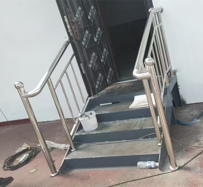 不锈钢楼梯扶手安装